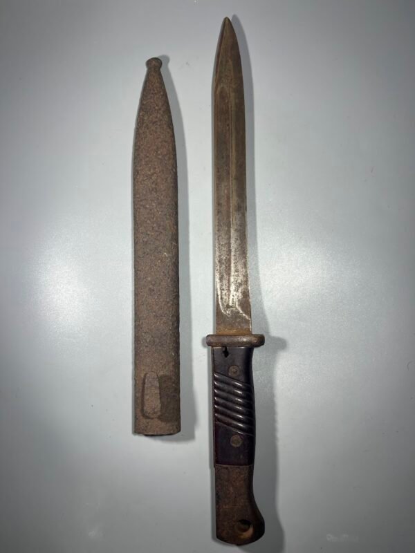 Durtuvas K98 vokiškas su makštim, Seitengewehr 84/98 III, standartinis Vokietijos kariuomenės ginklas Antrojo pasaulinio karo metais, II PK. Skirtas naudoti su legendiniu Mauser Karabiner 98k (K98) šautuvu. Kaina 83