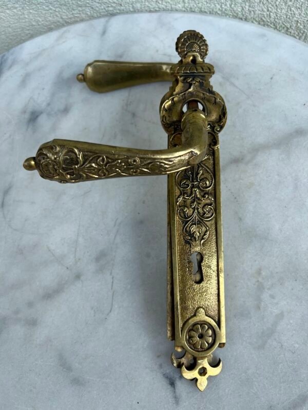 Rankenos, rankena durų antikvarinė, žalvarinė, puošni Jugendstil stiliaus. Kaina 86