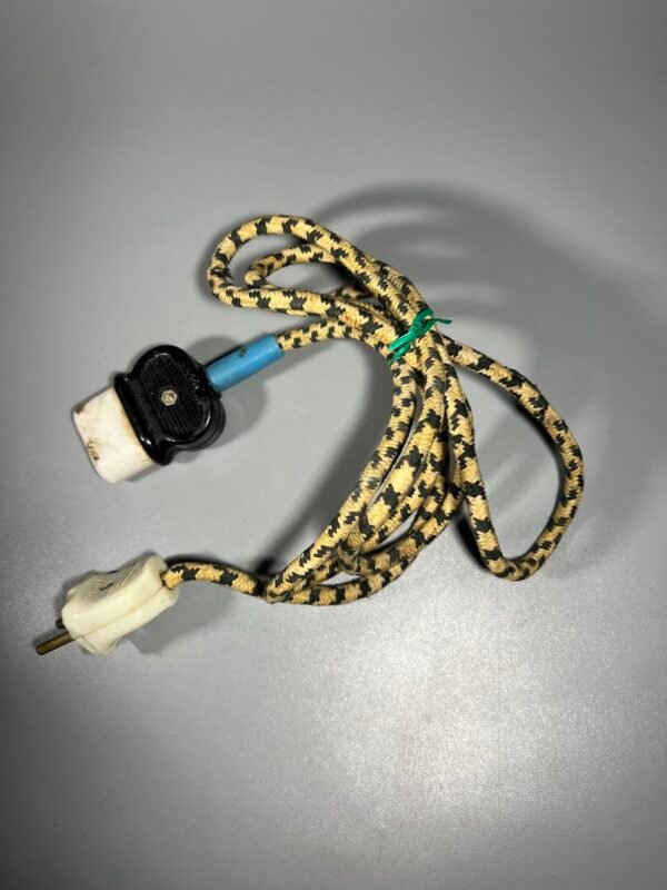 Elektros laidas dengtas audiniu su kištuku ir keraminiu lizdu. Kaina 13