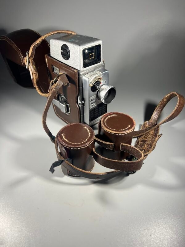 Filmavimo kamera BELL & HOWEL, 8 mm., su dėklu ir papildomais lęšiais, objektyvais. Netikrinta. Kaina 43 už viską