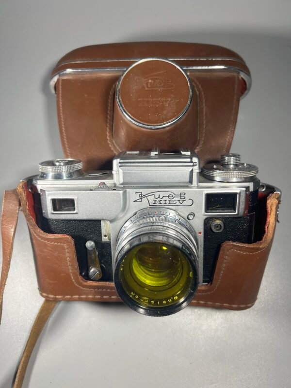 Fotoaparatas Kiev sovietinis, tarybinių laikų, tolimatis juostinis. Kijevo gamykla „Arsenal“, vokiečių „Contax“ fotoaparatų kopijos. 1957 m. Kaina 78