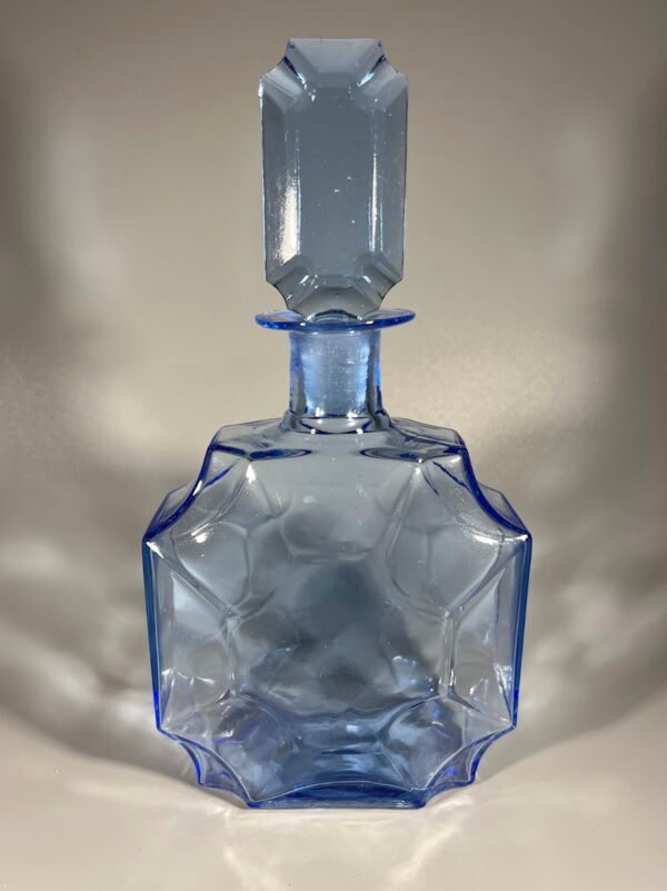 Grafinas Art Deco stiliaus antikvarinis, melsvo stiklo. Kaina 88