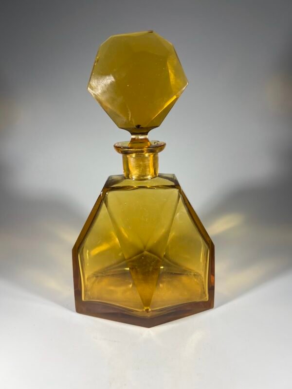 Grafinas Art Deco stiliaus, antikvarinis, gintaro spalvos presuoto, šlifuoto stiklo. Karl Palda. Čekoslovakija. 1930 m. Kaina 73