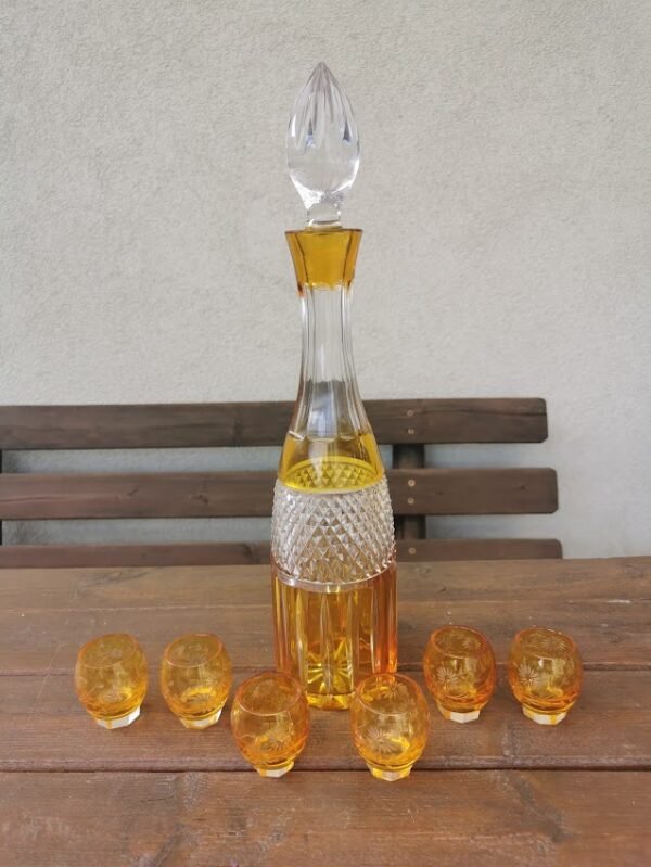 Grafinas su 6 taurelėm. stikliukais antikvarinis. Kaina 87