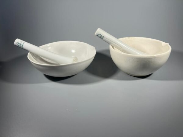 Grūstuvė porcelianinė, antikvarinė. 2 vnt. Kaina po 25