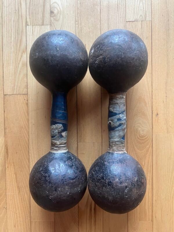 Hanteliai, svarmenys po 8 kg. sovietiniai, tarybinių laikų. Kaina 43 už abu.