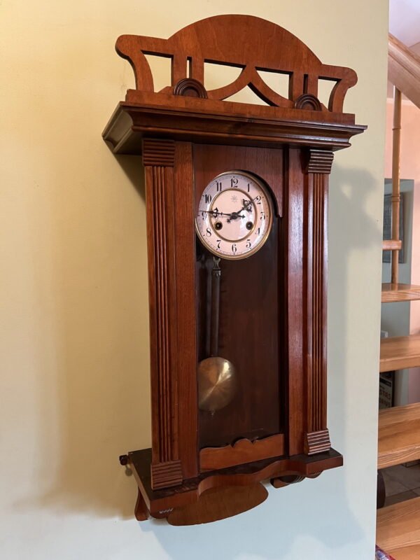 Laikrodis Junghans, antikvarinis, secesijos stiliaus, pakabinamas, sieninis. Veikintis. Kaina 187