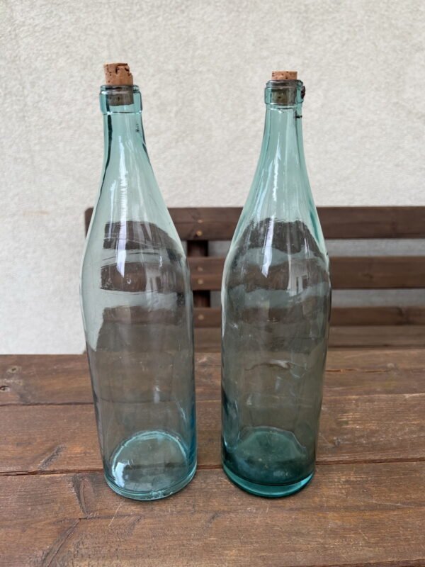 Buteliai antikvariniai samagonui ar pan. šviesaus stiklo. Aukštis 33 cm. 2 vnt. Kaina po 26