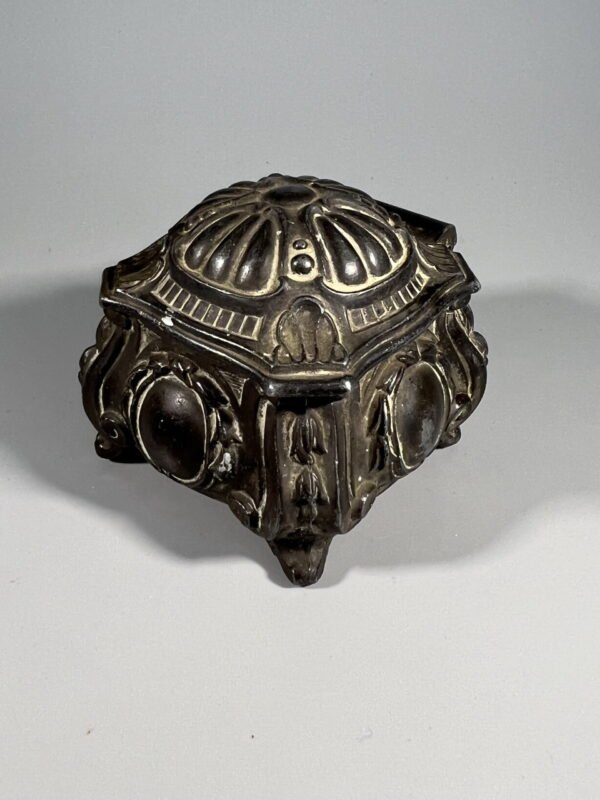 Skrynelė alavinė antikvarinė. Kaina 28