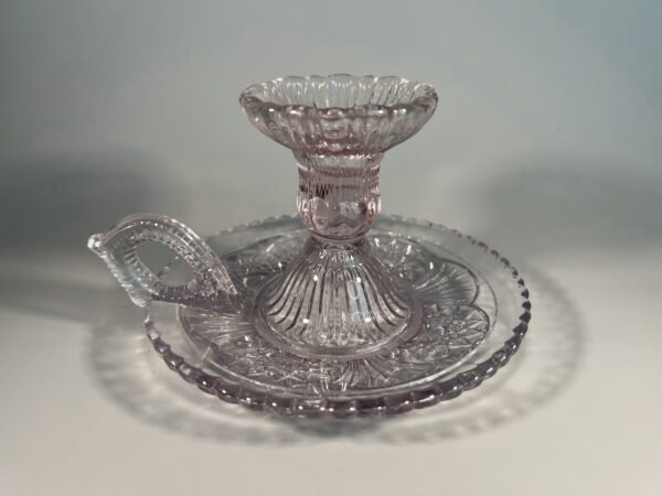 Žvakidė violetinio stiklo su rankena, vintažinė. Kaina 33