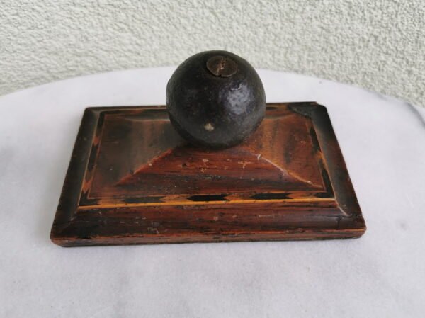 Spaudas antikvarinis, 1849 m., vokiškas. Dydis: 10 x 10 x 16 cm. Kaina 53