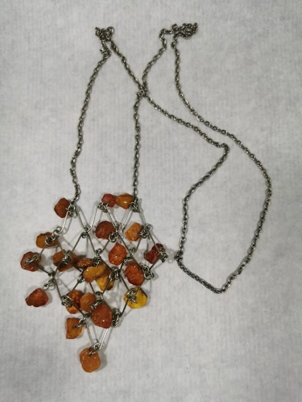 Papuošalas vintažinis lietuviškas su gintaru, tarybinių laikų. Kaina 28