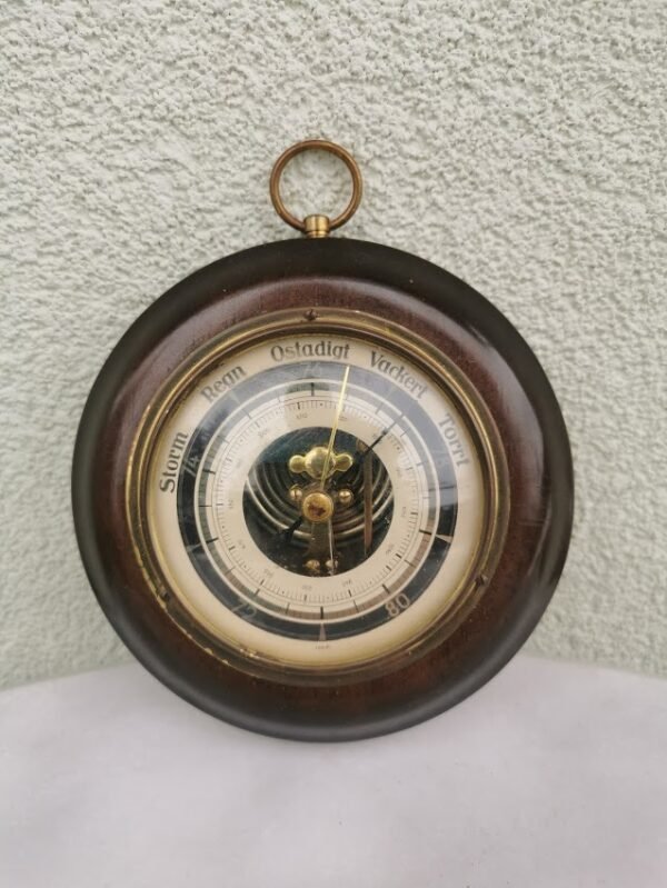 Barometras mediniu korpusu antikvarinis. Kaina 27