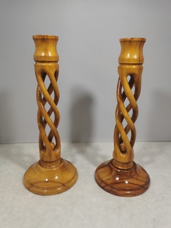 Žvakidės medinės su viduje judančiais rutuliukais, vintažinės. Kaina 32 už abi.
