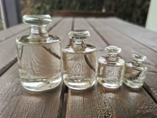 Svareliai stikliniai, vintažiniai, komplektas, netikslūs. 4 vnt. Kaina 43 už visus.