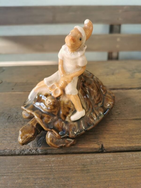Statulėlė Buratinas ant vėžlio, antikvarinė, keraminė, glazūruota. Kaina 47