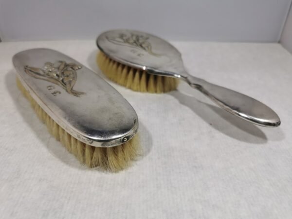 Šepečiai rūbų, antikvariniai, sidabruoti. PRIMA. Inicialai. G. E. 2 vnt. Augalinis-pakalnučių motyvas. Kaina 43 už abu.