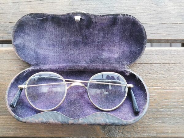 Akiniai antikvariniai, auksuoti, dėžutėje. Kaina 58