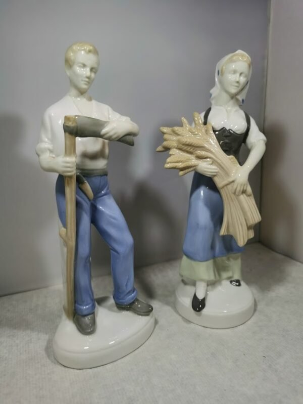 Statulėlės porcelianinės Žemdirbiai. Vokietija. GDR. Lippelsdorf 1951 - 1974 mark. Aukštis 24 cm. Kaina po 63