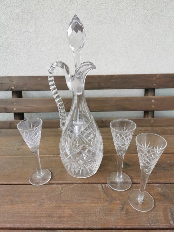 Grafinas su 3 taurelėm, krištolas. Kaina 38