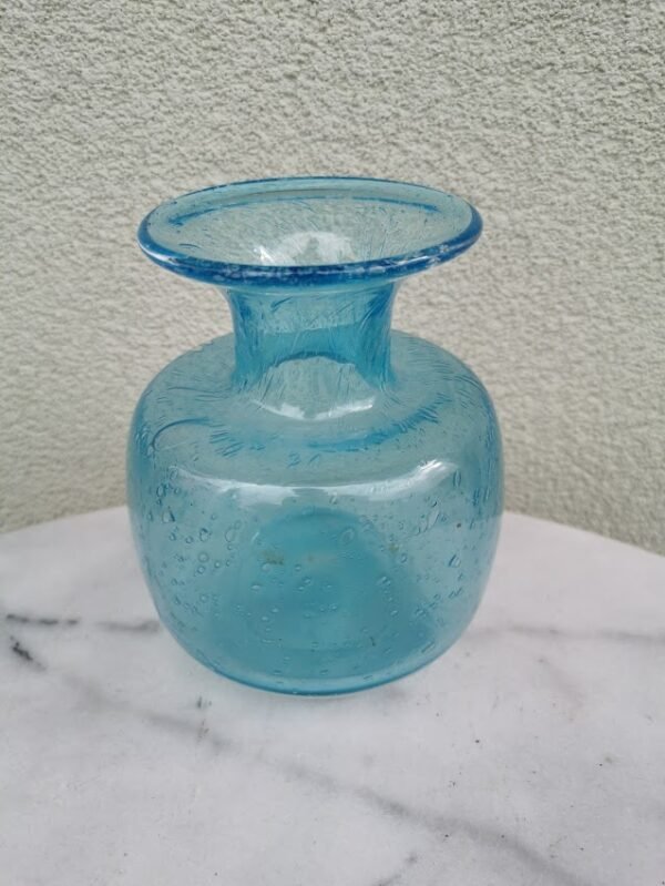 Vazelė spalvoto stiklo kolekcinė skandinaviška. Kaina 23