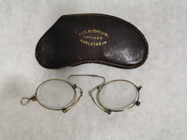 Pensne akiniai su dėklu, antikvariniai. Kaina 73