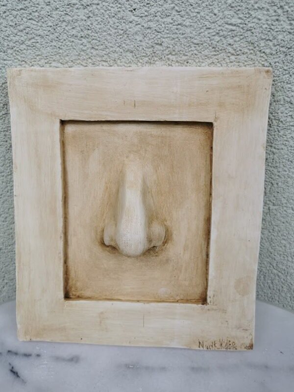 Bareljefas gipsinis Nosis. Nicole Vider. Kaina 38