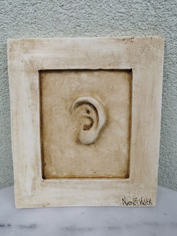 Bareljefas gipsinis Ausis. Nicole Vider. Kaina 38