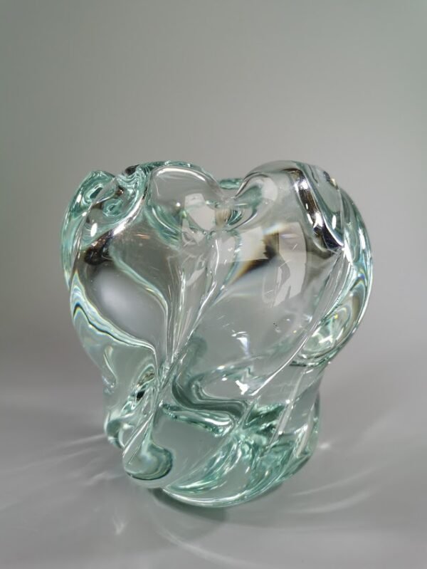 Vaza storo presuoto stiklo, Mid-century modern stiliaus. Autorinė. Svoris 2,2 kg. Kaina 48