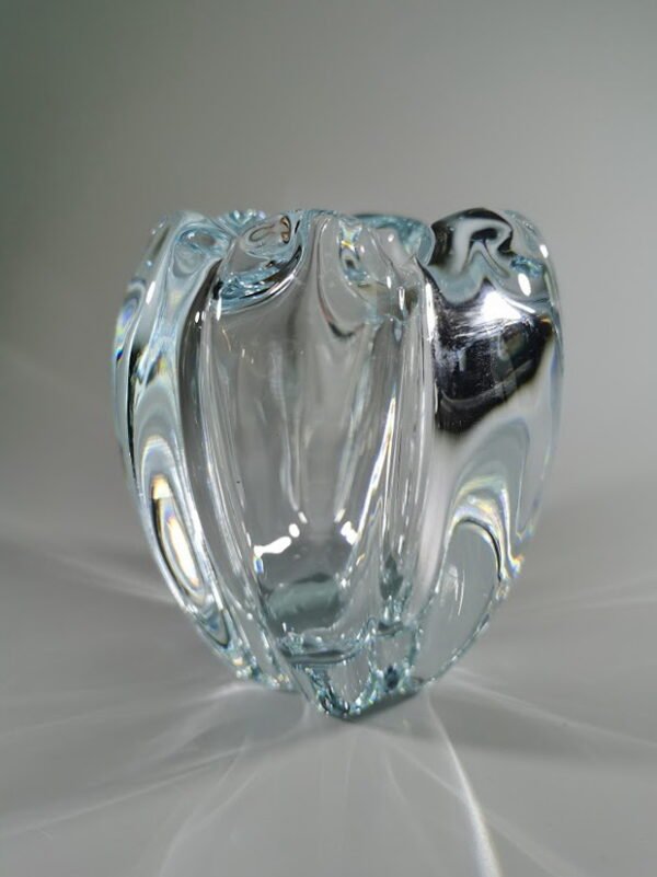 Vaza storo presuoto stiklo, Mid-century modern stiliaus. Autorinė. Svoris 1,1 kg. Kaina 38