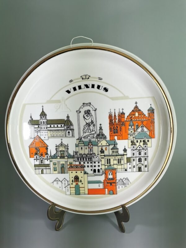 Lėkštė-bareljefas Vilnius, pakabinama, porcelianinė. Pagaminta Kauno Jiesia. Kaina 53