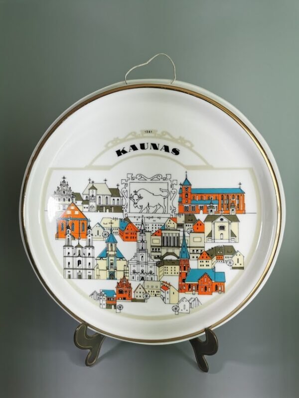Lėkštė-bareljefas Kaunas, pakabinama, porcelianinė. Pagaminta Kauno Jiesia. Kaina 53