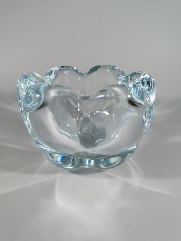 Vaza storo presuoto stiklo, Mid-century modern stiliaus. Autorinė. Svoris 1,1 kg. Kaina 32