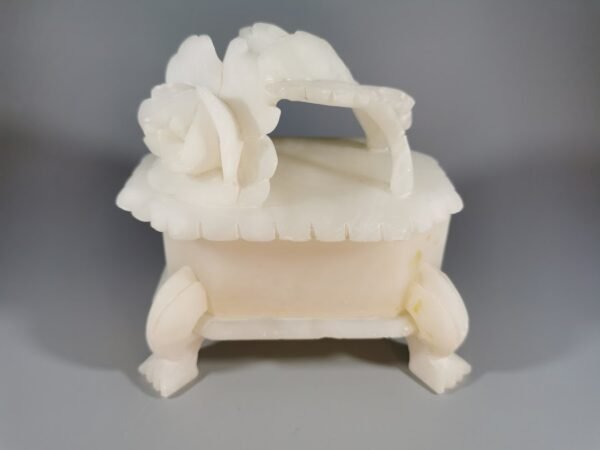 Dėžutė alebastro, antikvarinė. Kaina 33