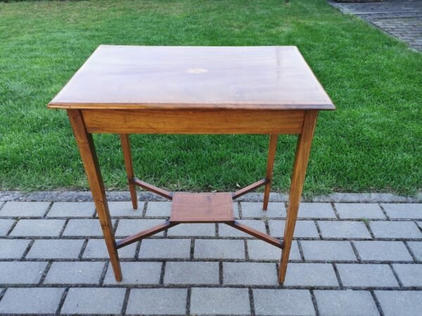 Staliukas puoštas intarsija, antikvarinis, stovelis. Kaina 112