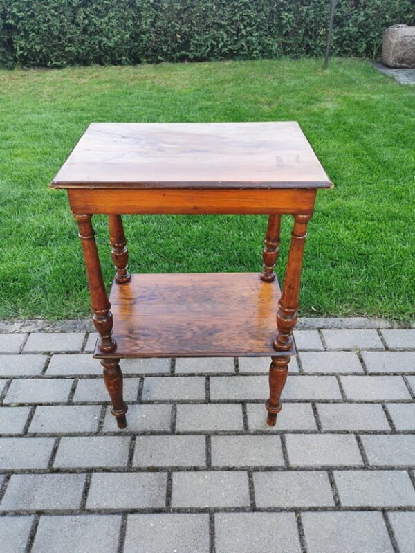 Staliukas antikvarinis, tekintom kojom. medžio masyvo. Kaina 107