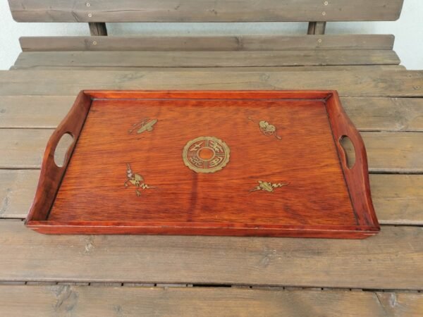 Padėklas medinis, žalvariniais papuošimais. Kaina 32