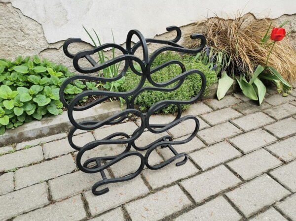 Stovas vyno buteliams ar pan. ketaus, špižinė. Kaina 42