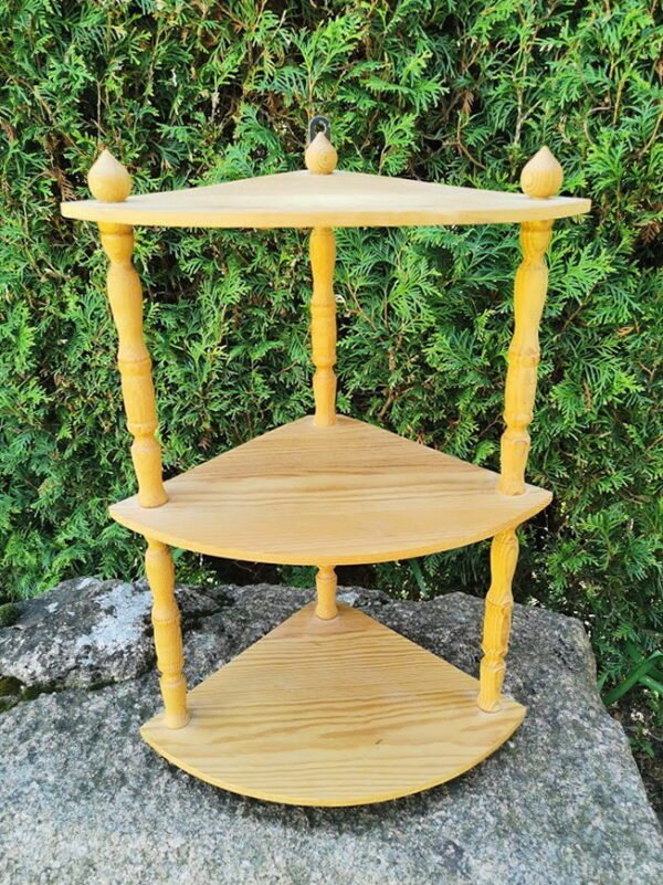 Lentynėlė kampinė, medinė, tekinta, tvirta, maža etažerė. Kaina 18