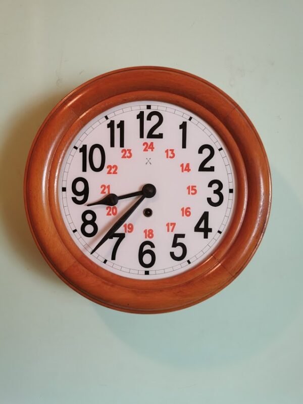 Laikrodis apvalus, stikliniu ciferblatu, mediniu korpusu, antikvarinis. Veikiantis. Kaina 153