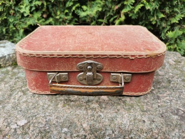 Lagaminėlis nedidelis, antikvarinis. Kaina 21