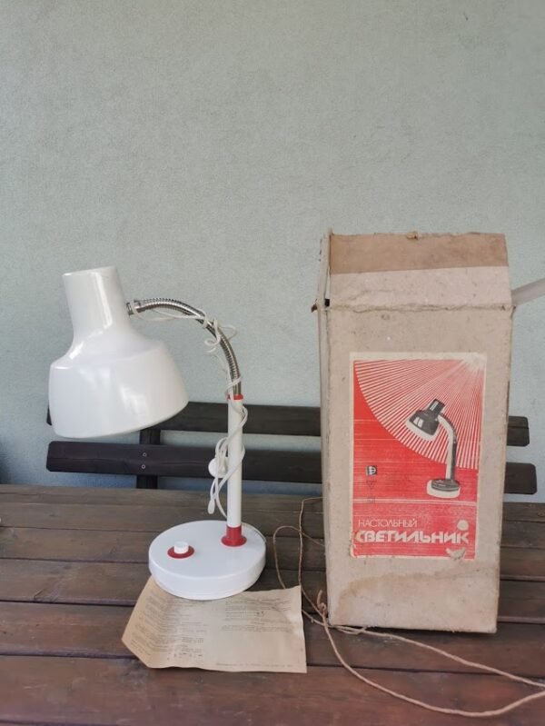 Šviestuvas stalinis, nenaudotas, tarybinis, sovietinių laikų originalioje dėžėje. Kaina 43