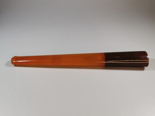 Kandiklis šlifuoto, poliruoto gintaro (gintarinis) antikvarinis, rastas Kaune. Kaina 38