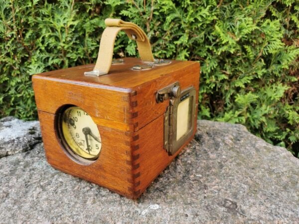 Laikrodis balandžių lenktynių skrydžio laikui paskaičiuoti. Vokietija. Benzing. 1950-60 m. Kaina 92