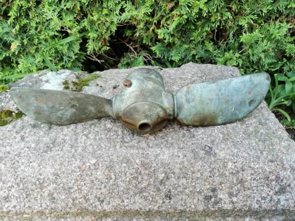 Laivo (buksyro) sraigtas. Tarpukario Kaunas. Bronzinis, svoris 6,2 kg. Kaina 187