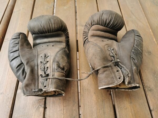 Bokso pirštinės antikvarinės. Kaina 93