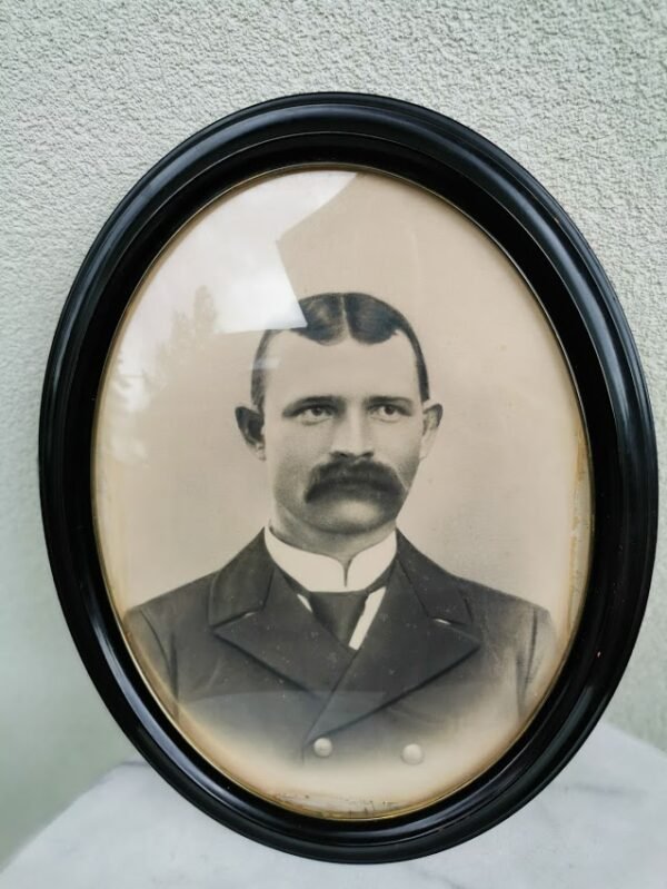 Rėmelis, rėmas ovalus, medinis, išgaubu stiklu, antikvarinis. Kaina 87