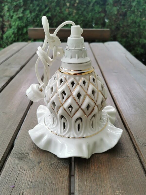 Šviestuvas porcelianinis, pakabinamas. Kaina 28