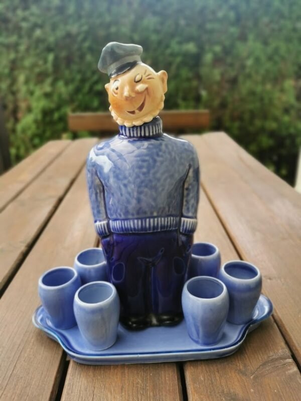 Grafinas keraminis Jūreivis su 6 stikliukais ir padėklu, antikvariniai. Kaina 32