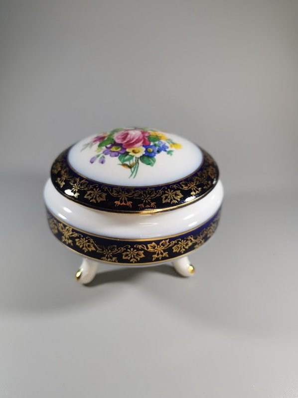 Dėžutė porcelianinė ant trijų kojų. Vokietija. Kaina 28